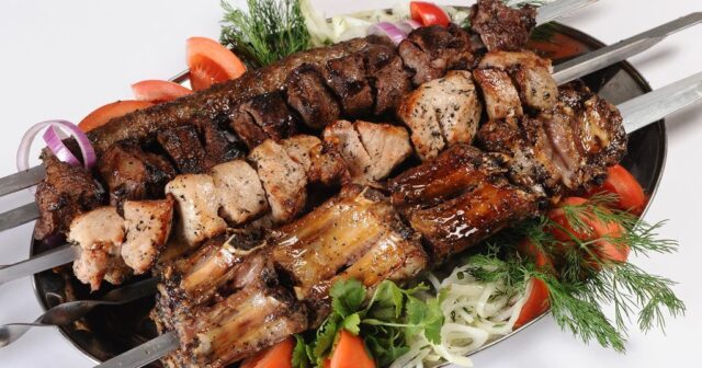 Ən sağlam kabab hansıdır – Toyuq, yoxsa quzu?