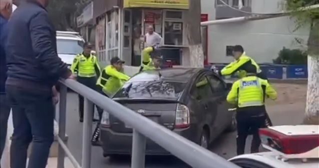 Bakıda sürücü “Prius”u polislərin üzərinə sürdü – VİDEO