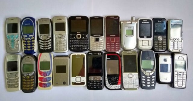 Dünyanın ən çox satılan telefonları – Nokia, iPhone4S – Siyahı