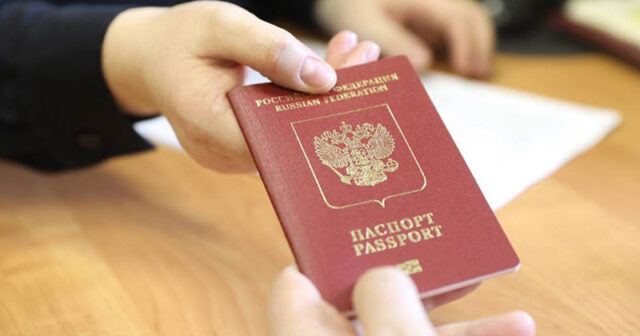 Rusiya işğal altında olan ukraynalılara niyə zorla pasport paylayır? – Britaniya kəşfiyyatı