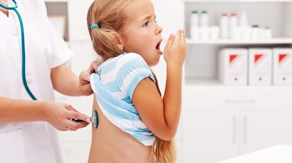 UŞAQLARDA ÖSKÜRƏK, SƏPKİ VƏ XƏSTƏLİKLƏR NƏ VAXT YOLUXUCU OLUR? – PEDİATR