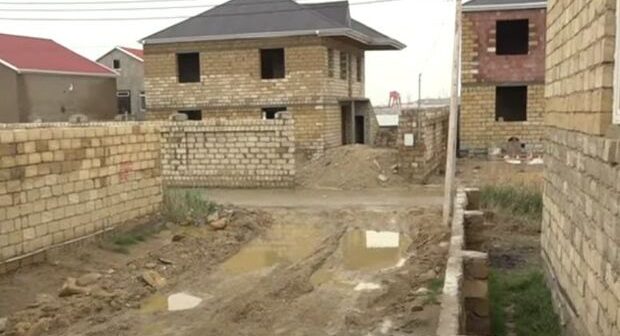 Lökbatanda qanunsuz tikilən evlər: İcra başçısı sualı eşidən kimi telefonu söndürdü – VİDEO
