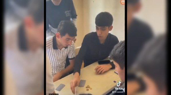 Liseydə qumar oynanılır – VİDEO
