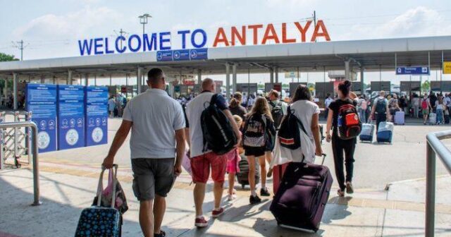 Çavuşoğlu: “Rusiyadan Türkiyəyə gələn turistlərin sayı azalıb”
