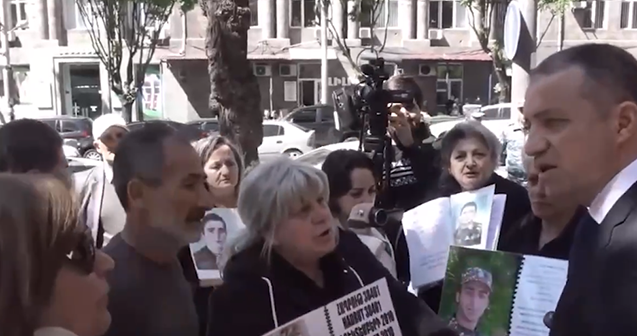 Ermənistanda ölən əsgərlərin yaxınları aksiya keçirir – Video