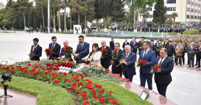 Şirvanda Heydər Əliyevin 100 illik yubileyi münasibətilə şəhərin Heydər Əliyev meydanında ucalan abidəsi ziyarət edilib