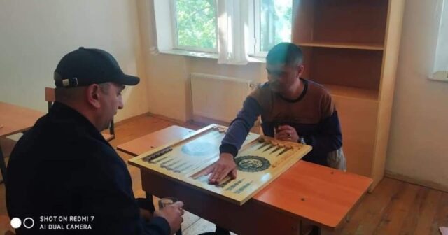 “NAZİRLİK MƏKTƏBLƏRİ ÇAYXANAYA ÇEVİRİB” – EKSPERT
