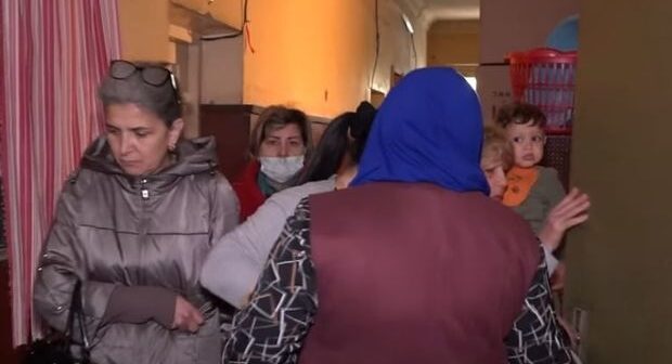 Sökülən yataqxanadan çıxmaq istəməyən məcburi köçkünlər etiraz edirlər – VİDEO