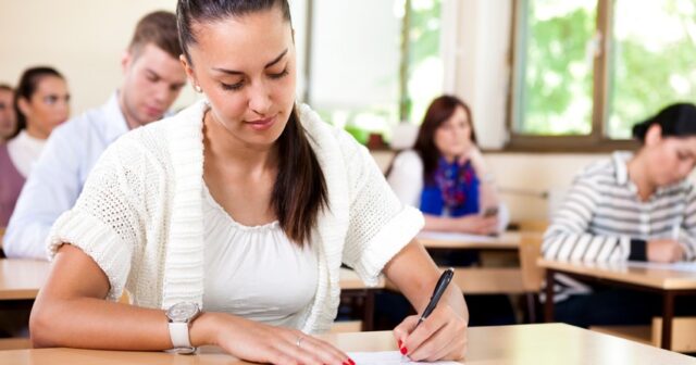 Bu gün 23 mindən çox şagird və məzun imtahan verib