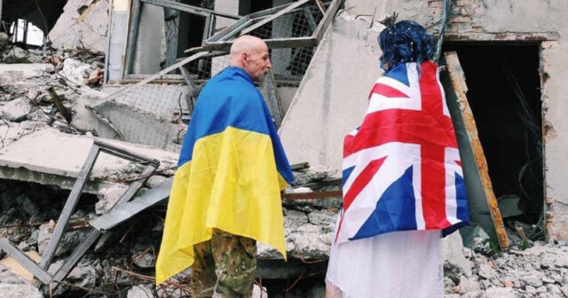 Müharibədə bir-birlərinə aşiq oldular: Zaporojya və İngiltərədən olan könüllülər evləndi (FOTO)