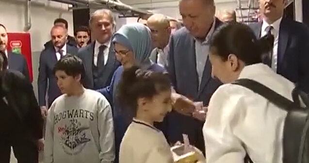 Ərdoğan uşaqlara pul payladı – Video