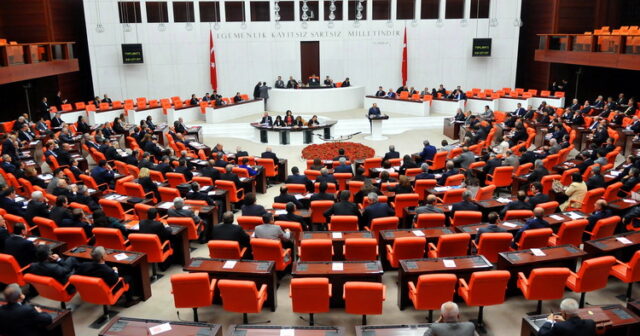 TÜRKİYƏ PARLAMENTİNİN İDMANÇI, MUSİQİÇİ, JURNALİST MİLLƏT VƏKİLƏRİ… MÜĞƏNNİ DAVUD GÜLOĞLU İSƏ…