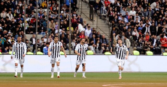 “Beşiktaş”ın futbolçusu huşunu itirdi, xəstəxanaya aparıldı
