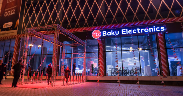 “BAKU ELECTRONİKS” MÜŞTƏRİYƏ EKRANI QIRIQ TELEVİZOR SATDI… “ƏLAVƏ ÖDƏNİŞ ET, EKRANI DƏYİŞİM” – ŞİKAYƏT