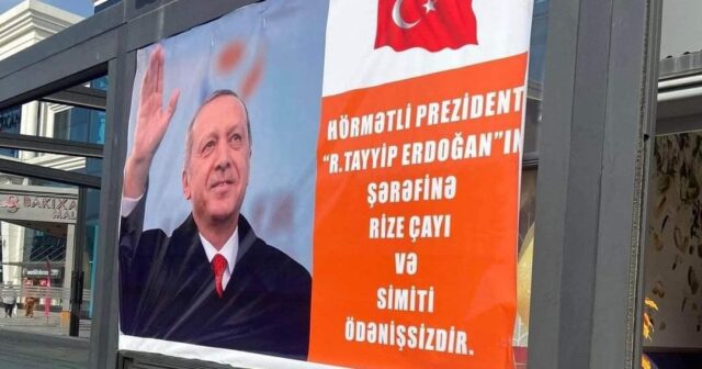 Bakıda Ərdoğana görə pulsuz çay və simit paylanır