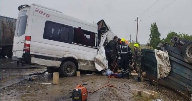Kürdəmirdə mikroavtobus “KamAZ”a çırpılıb, 2 nəfər ölüb, 8 nəfər yaralanıb