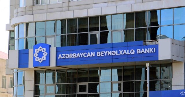 “AZƏRBAYCAN BEYNƏLXALQ BANKI” İKİ NƏFƏRİ EVİNDƏN  KÜÇƏYƏ ATIR…