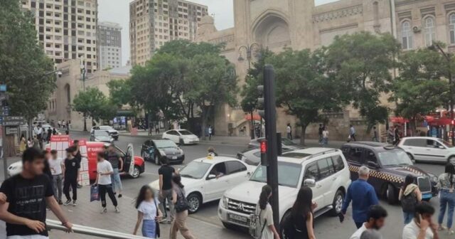 BAKININ ƏN İŞLƏK YOLUNDA AVTOMOBİL PARKI… YOLU BELƏ ZƏBT ETDİLƏR – FOTO