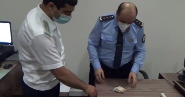 Rüşvət alarkən tutulan gömrük polkovniki azadlığa buraxıldı – VİDEO