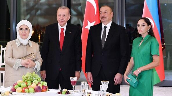 ƏRDOĞANIN BAKIDA  OXUDUĞU “DUYANLARA, DUYMAYANLARA” MAHNISI KİMƏ MESAJ İDİ? (VİDEO)
