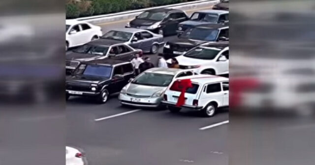 Bakıda toy karvanında sürücülər arasında dava – VİDEO