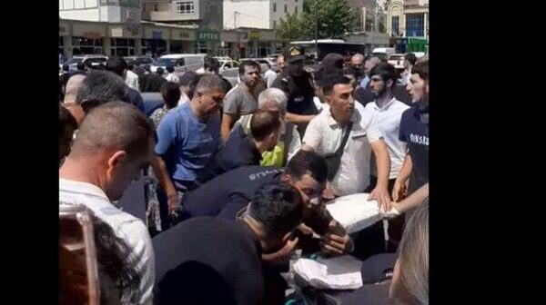 Bakıda qadın metro stansiyanın yaxınlığında bıçaqlanıb – VİDEO