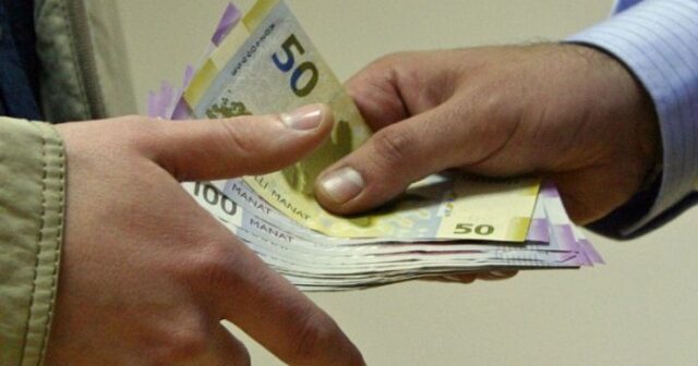 ƏƏSMN-dəki qohumuna rüşvət verərək təqaüd düzəldəcəyini dedi, 3 500 manat aldı