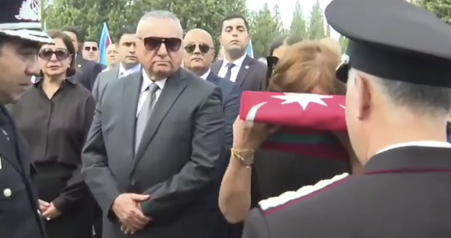 Bayrağı Riad Əhmədovun xanımına Əli Nağıyev təqdim etdi – VİDEO