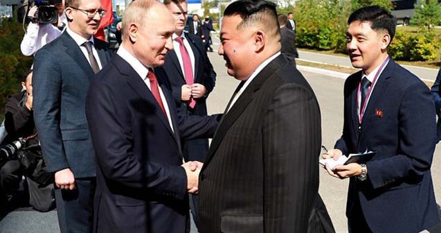 Putin Kim Çen Inla Vostoçnı kosmodromunda görüşdü (VİDEO)