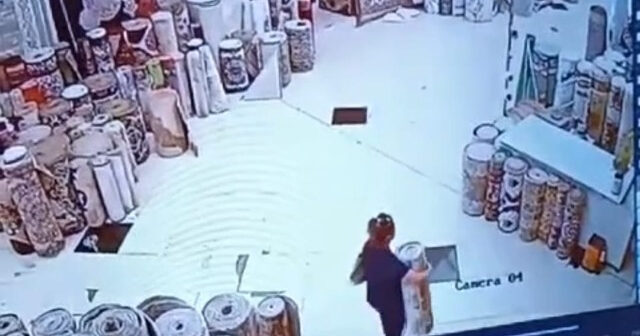 “Sədərək”də qadın xalçanı belə oğurladı – VİDEO