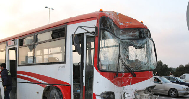 Azərbaycanda sərnişin avtobusu dayanacağa çırpıldı – Xəsarət alan var