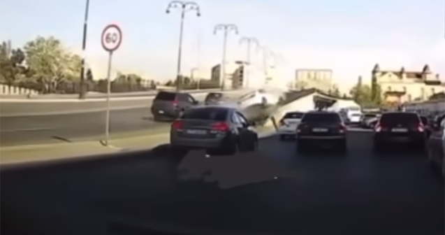 Bakıda avtomobil körpüdən aşdı – Video