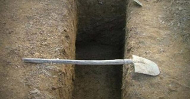 Məşhur müğənni evinin həyətində özünə qəbir qazdırdı: “Ölsəm…” – FOTO