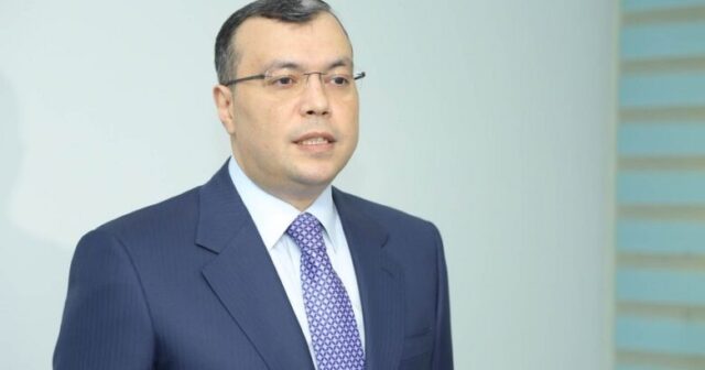 SAHİL BABAYEV BAŞININ ƏTİ QOPAN, BARMAQLARI İŞLƏMƏYƏN ADAMA ƏLİLLİK VERMİR