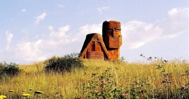 Xankəndidəki “nənə-baba” heykəli sökülüb? (AÇIQLAMA)