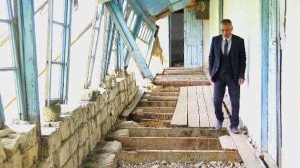 BU MƏKTƏB QƏZZADA DEYİL, QOBUSTANDA YERLƏŞİR – FOTO