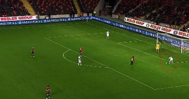 Super Liqada görünməmiş hadisə – Heç kim futbolçunun nə etmək istədiyini anlamadı-VİDEO