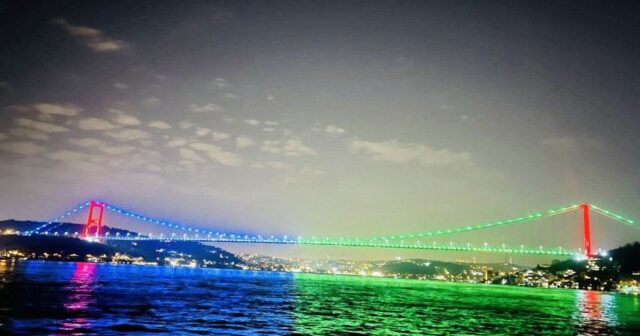 İstanbul körpüləri bayrağımızın rəngində… – FOTO