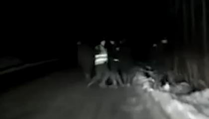 Rus hərbçi avtomobili ilə çağırışçı kütlənin arasına girdi– Rusiyadakı dəhşətli qəzanın görüntüləri (VİDEO)