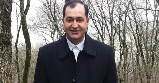 İcra başçısının qardaşının qətlinə görə tutulan oğlu məhkəmə qarşısında