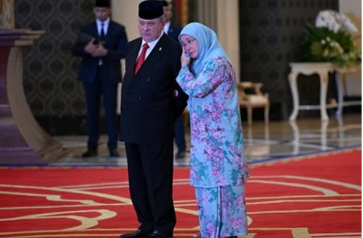 Malayziyada yeni seçilmiş kral and içib