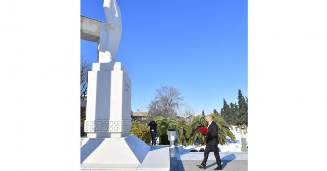 İlham Əliyev Lənkəran şəhərində Heydər Əliyevin abidəsini ziyarət edib