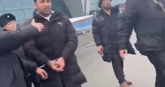 Kamili hava limanından əliqandallı çıxardılar – Video