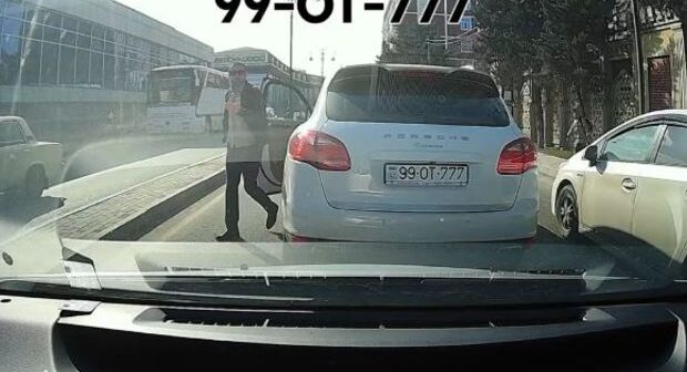Qəza şəraiti yaradan “Porsche” sürücüsü qoçuluq edib yolu kəsdi – VİDEO