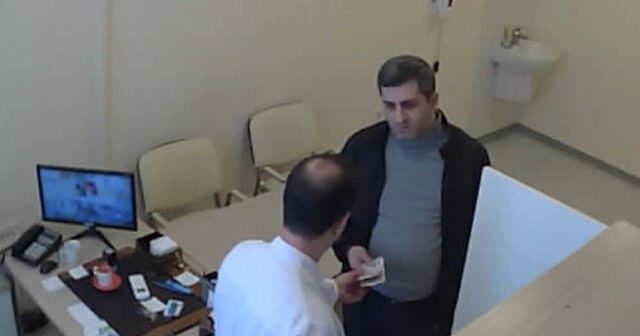 Baş direktorla müavininin rüşvət aldığı görüntülər – VİDEO