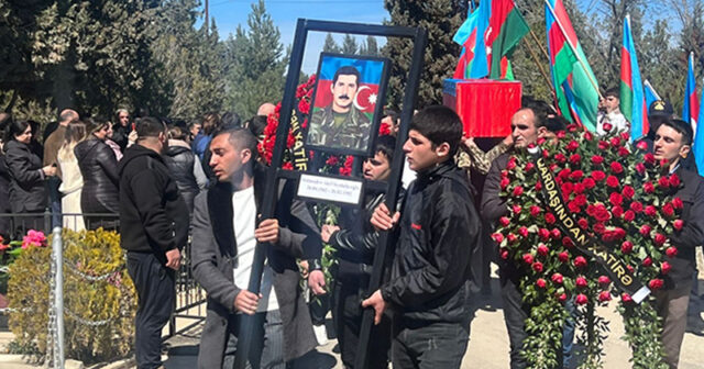 Xocalıda itkin düşən şəxsin qalıqları 32 il sonra dəfn olundu (FOTOLAR)