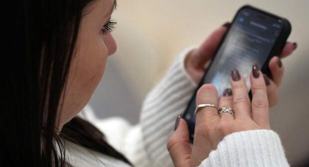 Kişi ondan xəbərsiz telefon işlədən arvadını döydü