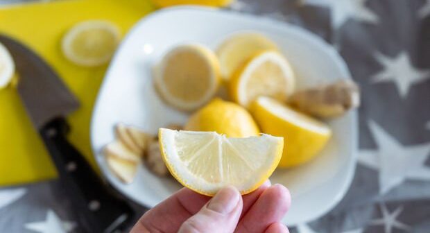 Yatağınızın yanına limon qoyun