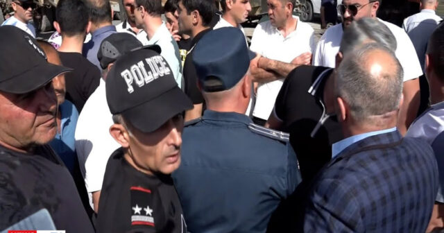 Ermənistanda delimitasiyaya qarşı olanlar İrəvan-Armavir yolunu bağlayıb – VİDEO