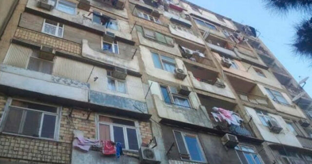 Sabunçuda təhlükəli vəziyyət: 130-dan çox yaşı olan bina hər an uça bilər (VİDEO)